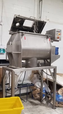 10 cu.ft. Stainless Steel Single Shaft Paddle Blender, 4' L x 3' width x 8' H Dimension, 3.67' Loading - Image 1