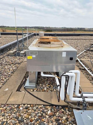 Liebert #DCDF165LA, 2-Fan Condenser, 320/165 psig, 3 Phase, 0.75 HP, 460 V, 2003 - Image 2