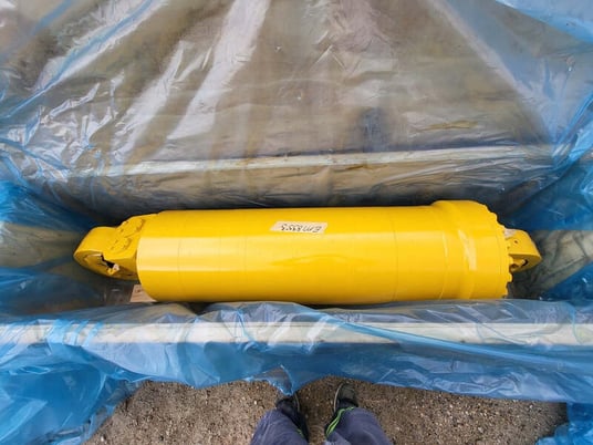 Komatsu #EM8353, hoist cylinder assembly, new - Image 1