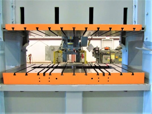 200 Ton, Federal #S2, 3" stroke, 29.5" Shut Height, 72" x36" bed, 50-170 SPM, 1985, reconditioned, video - Image 4