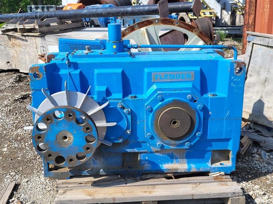 Flender #H2-SH14A, 672 KW helical gear reducer, 10.90 ratio - Image 1