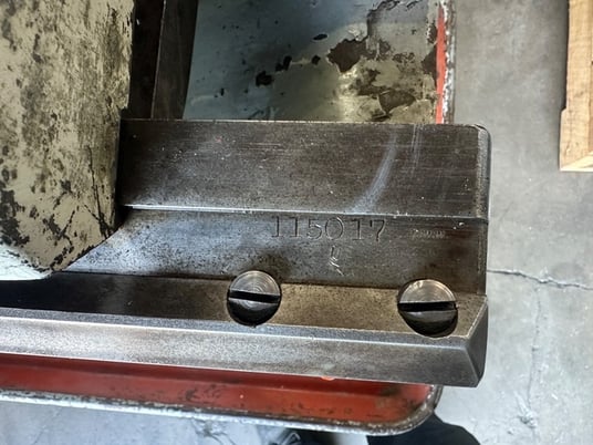 14" x 60" South Bend #8133E, Engine Lathe, 6" swing over cross slide, 1-1/4" spindle hole, inch threading - Image 5