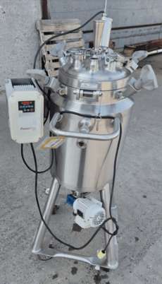 10.6 gallon DCI, 40 liter Stainless steel tank, agitated, 45 psi, 12" dia. x24"straight side, dish top & - Image 1