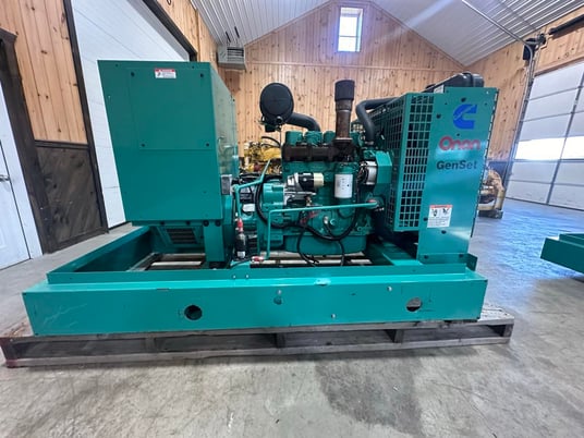 35 KW Cummins, Onan #4B3.9-G2, diesel generator, skid mounted, 120/240 Volts, 1832 hours, 1999 - Image 2