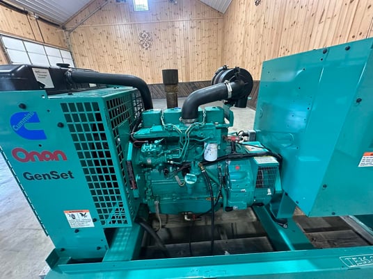35 KW Cummins, Onan #4B3.9-G2, diesel generator, skid mounted, 120/240 Volts, 1832 hours, 1999 - Image 4