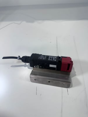 OMRON D4SL-N4NFG-DN Safety Interlock Switch USED - Image 1