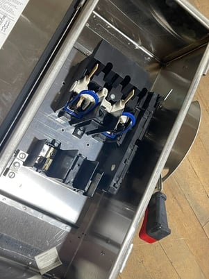 100 Amp. Square D, H223DS, Fusible Safety Disconnect Switch, 240 Volts, 2P, Type 4X, Stainless Steel, unused - Image 6