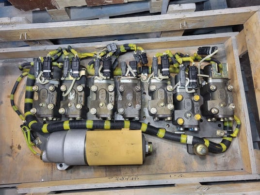 Komatsu #566-15-01173, valve assembly, new surplus - Image 1