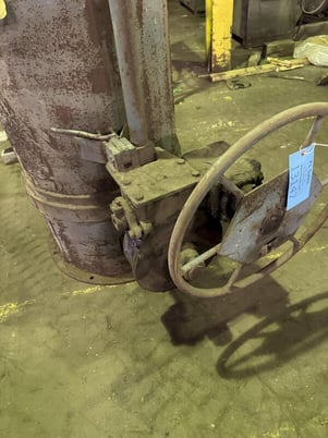 26" x 46" Modern, geared treatment ladle - Image 3