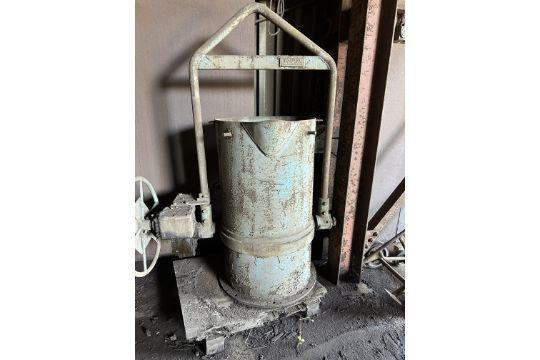 26" x 46" Modern, geared treatment ladle - Image 5