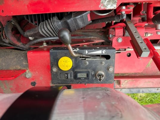 Snapper Pro #S200XTP, propane zero turn lawn mower, needs battery - Image 6