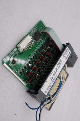 Allen-Bradley Bradley 1746-OV16 Ser. C Output Module SLC 500 1746OV16 AB STOCK K-80-D - Image 3