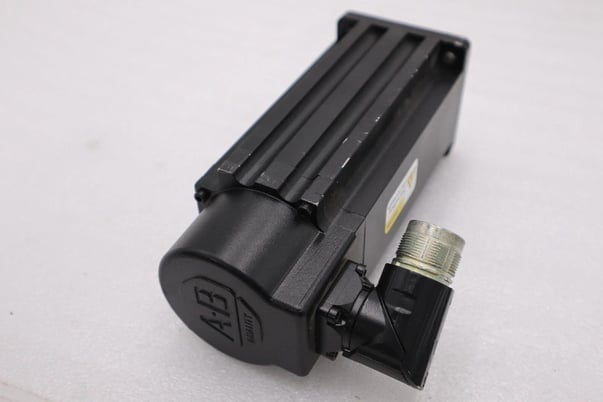 Allen Bradley Inverter Duty AC Servo Motor Caterpillar No. VPL-B0753F-PJ12AA Ser. A - Image 2