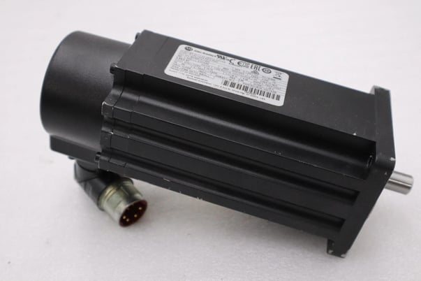 Allen Bradley Inverter Duty AC Servo Motor Caterpillar No. VPL-B0753F-PJ12AA Ser. A - Image 4