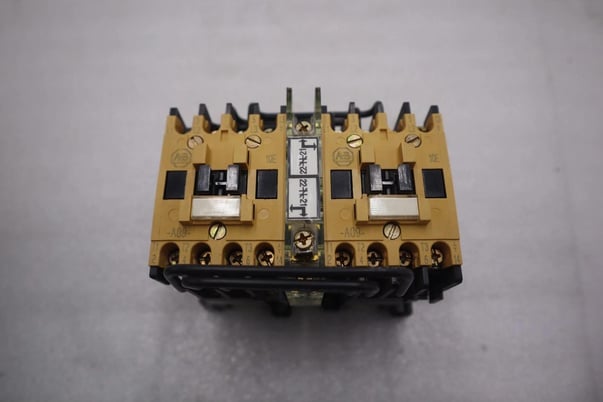 NEW OPEN BOX Allen-Bradley Allen Bradley 104-A09NJ3 SER A 24V Ser B STOCK K-3546 - Image 2