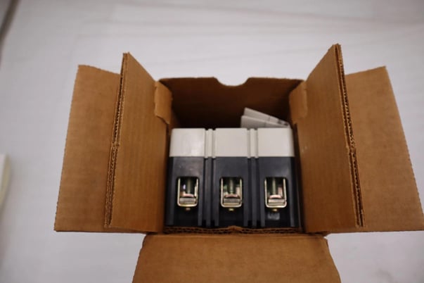 New open box eaton cutler hammer hmcps003a0c 3pole 600v 3a circuit breaker h1033 - Image 2