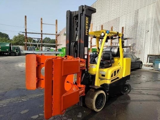 12,000 POUND YALE GLC120VXPRS FORKLIFT TRUCK WITH 60" CASCADE ROLL CLAMP - Image 1