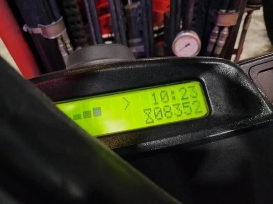 12,000 POUND YALE GLC120VXPRS FORKLIFT TRUCK WITH 60" CASCADE ROLL CLAMP - Image 6