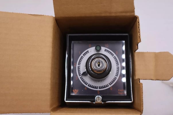 New danaher hp54a607 10 min timer 120v 50/60hz 10/5a stock g135 - Image 2