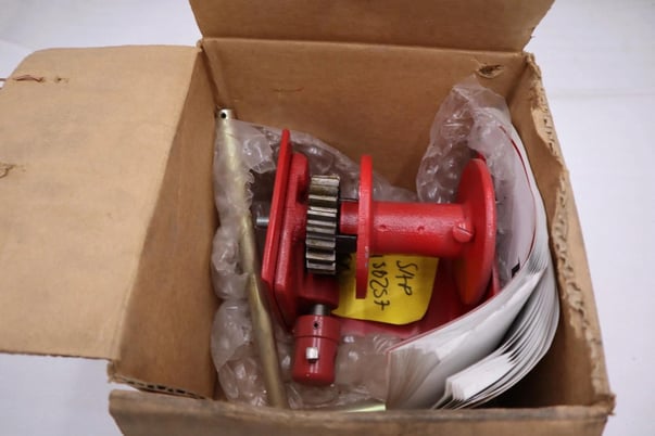 New thern incorporation model 465 worm gear hand winch stock h429 - Image 1