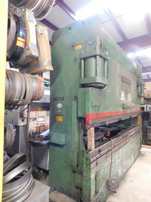 230 Ton, Cincinnati #230CBIIx10, hydraulic press brake, Automec CNC 9x9 back gauge, 12' overall, 126" between - Image 2