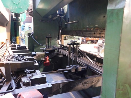 230 Ton, Cincinnati #230CBIIx10, hydraulic press brake, Automec CNC 9x9 back gauge, 12' overall, 126" between - Image 3