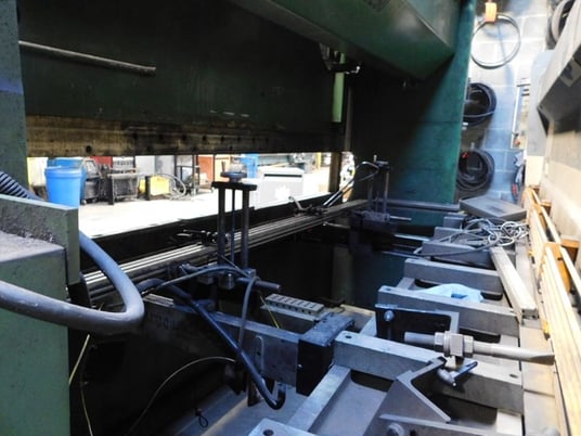 230 Ton, Cincinnati #230CBIIx10, hydraulic press brake, Automec CNC 9x9 back gauge, 12' overall, 126" between - Image 4