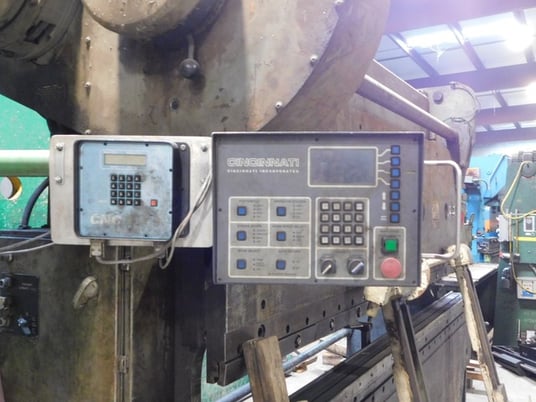 230 Ton, Cincinnati #230CBIIx10, hydraulic press brake, Automec CNC 9x9 back gauge, 12' overall, 126" between - Image 5