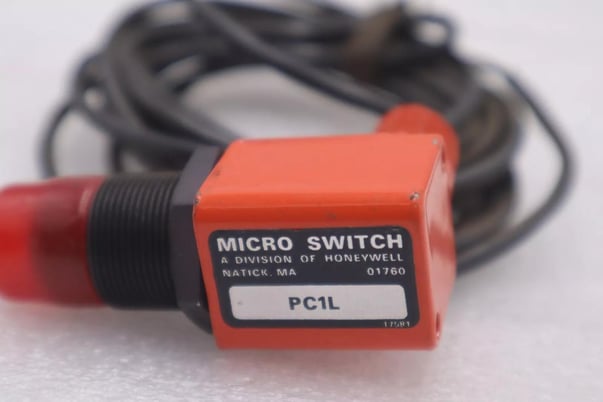 MICRO SWITCH PC1L Incandescent Photoelectric Sensor STOCK K-3663 - Image 1