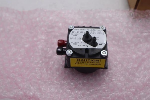 NEW Johnson Controls V-9012-1 Solenoid Relay STOCK K-1860 - Image 2
