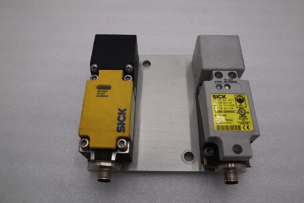 Two sick t4000-2drnac safety switch stock l-381-c - Image 1
