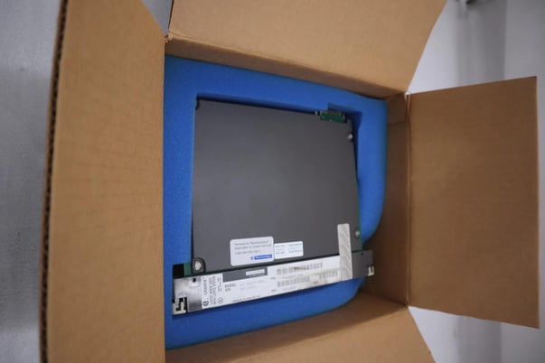 New in box modicon as-b810-008 output module stock g152a - Image 1