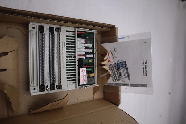 SCHNEIDER ELECTRIC 170ADM69051 TSX MOMENTUM I/O BASE NEW IN BOX STOCK G411 - Image 3