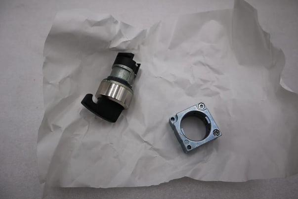 NEW OPEN BOX SIEMENS 3SB35 00-3QA11 Lever Momentary Selector Switch STK H70A - Image 3