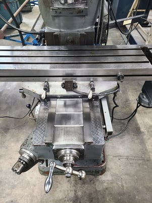 Alliant #RT2, 9" x42"T-slot table, 3 HP, AcuRite II digital read out, one shot lubrication, R-8, Servo 140 - Image 4