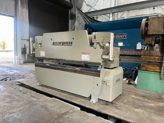 130 Ton, Accurpress #713010, hydraulic press brake, 10' overall, 120" between housing, 8" stroke, 10 HP - Image 1