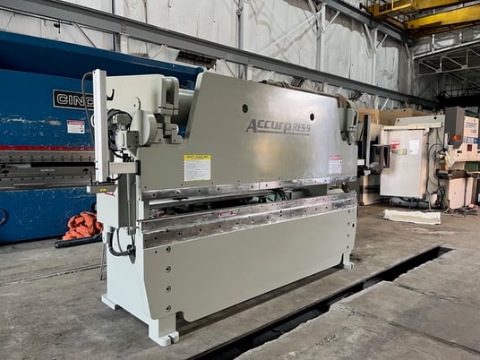 130 Ton, Accurpress #713010, hydraulic press brake, 10' overall, 120" between housing, 8" stroke, 10 HP - Image 2