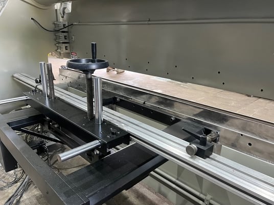 130 Ton, Accurpress #713010, hydraulic press brake, 10' overall, 120" between housing, 8" stroke, 10 HP - Image 4