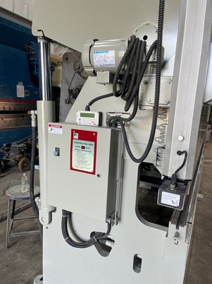 130 Ton, Accurpress #713010, hydraulic press brake, 10' overall, 120" between housing, 8" stroke, 10 HP - Image 6