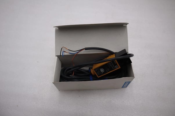 NEW Omron E3S-RS30E42-30 Photoelectric Switch 12-24v-dc STOCK H556A - Image 2