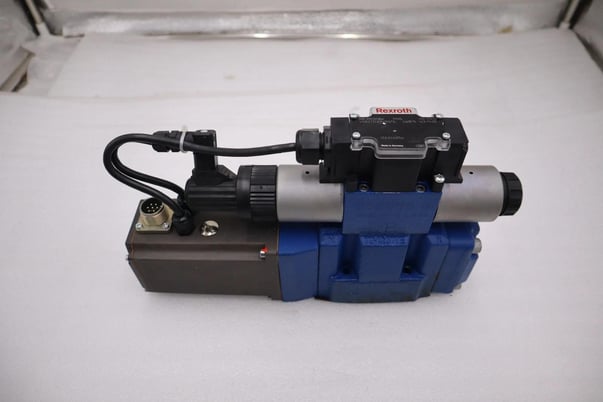 Rexroth Valve R900954260 4WRTE 10 V50l-46/6EG24ETK31/A1M VALVE NEW STOCK H1640 - Image 1