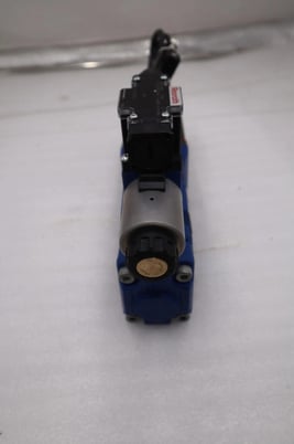 Rexroth Valve R900954260 4WRTE 10 V50l-46/6EG24ETK31/A1M VALVE NEW STOCK H1640 - Image 3