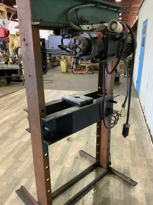 25 Ton, Dake #5-025, H-frame hydraulic press, 11-1/2" stroke, 33" btwn uprights, 37" x 14" bed, 2 HP - Image 3
