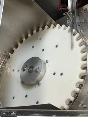 YQ Machinery Co #YQLP-100 #YQGZ-50, Unscrambler Filling & Capping Machine, dual piston filler, 80 BPM, 2018 - Image 6