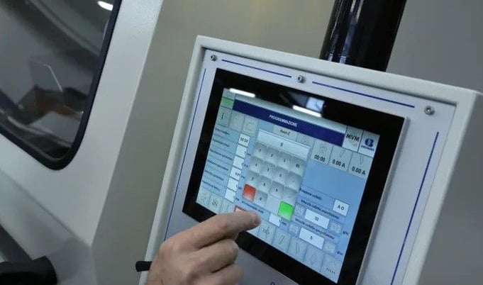 Rekord #CK-300-TH, twin head grinder, 13.75" knife diameter, 1" stroke, PLC, 2024 - Image 4