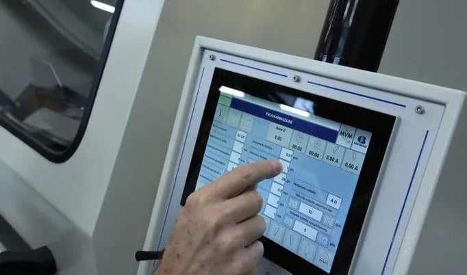 Rekord #CK-300-TH, twin head grinder, 13.75" knife diameter, 1" stroke, PLC, 2024 - Image 5