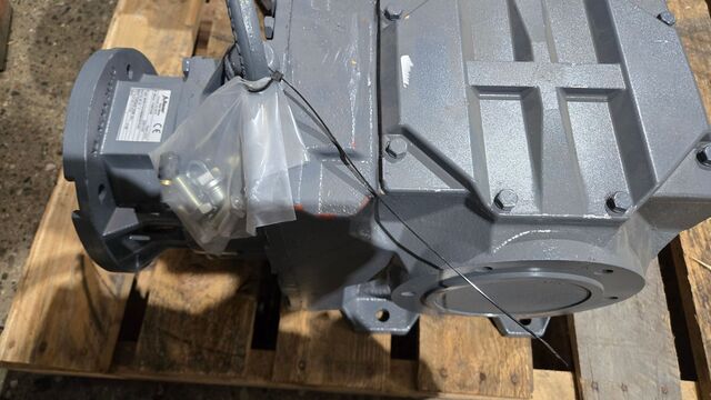 Bauer HP bk60-11u-c/nema182t RPM /av bevel geared motor used - Image 5