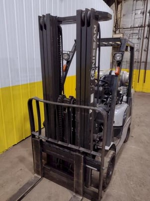 5650 lb. Nissan #MCU1F2A30LV, LP-gas triple mast forklift - Image 5