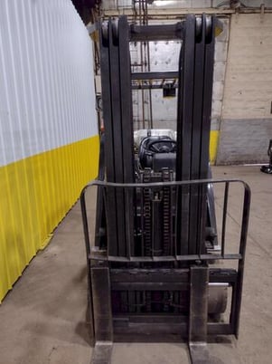 5650 lb. Nissan #MCU1F2A30LV, LP-gas triple mast forklift - Image 6