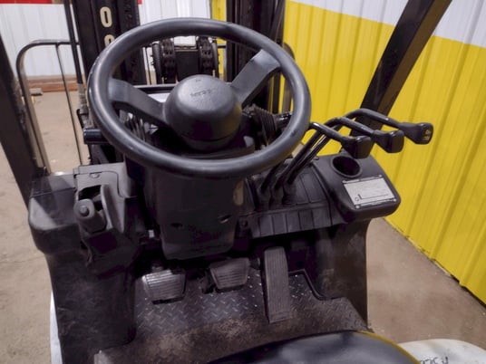 5650 lb. Nissan #MCU1F2A30LV, LP-gas triple mast forklift - Image 8